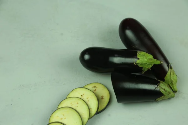 Aubergine isolée sur blanc. Photo de qualité pour votre projet. — Photo