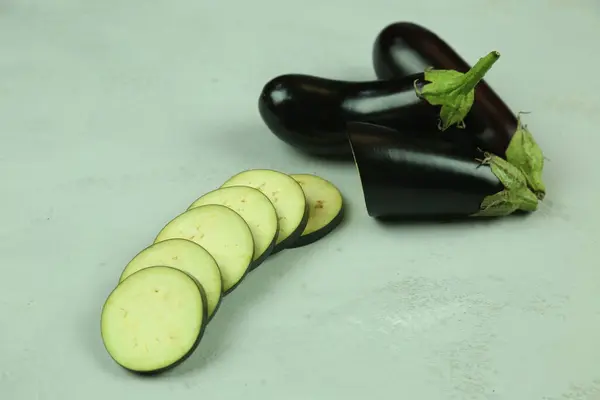 Patlıcan, beyaz üzerine izole edilmiş. Projen için kaliteli fotoğraf.