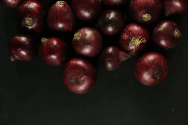 Słodka czerwona cebula na tle — Zdjęcie stockowe