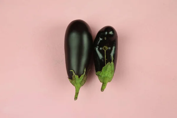 Patlıcan, beyaz üzerine izole edilmiş. Projen için kaliteli fotoğraf.