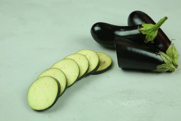 Patlıcan, beyaz üzerine izole edilmiş. Projen için kaliteli fotoğraf.