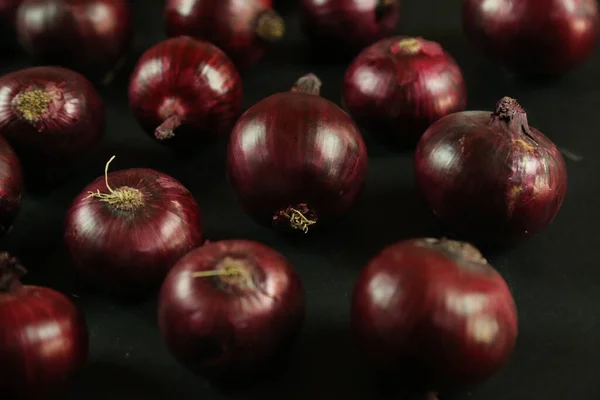 Cipolle rosse dolci su sfondo — Foto Stock