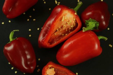 Siyah arkaplanda kırmızı biber