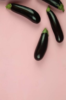 Patlıcan, beyaz üzerine izole edilmiş. Projen için kaliteli fotoğraf.