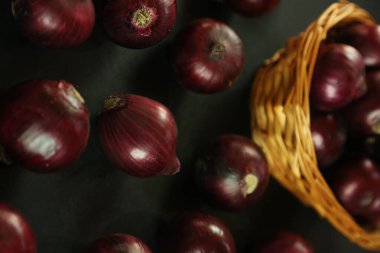 tatlı kırmızı soğanlar arka planda