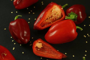 Siyah arkaplanda kırmızı biber