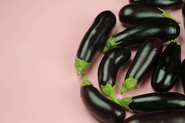 Patlıcan, beyaz üzerine izole edilmiş. Projen için kaliteli fotoğraf.