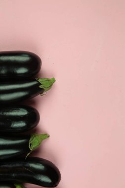 Patlıcan, beyaz üzerine izole edilmiş. Projen için kaliteli fotoğraf.