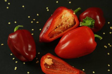 Siyah arkaplanda kırmızı biber