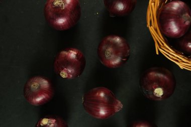 tatlı kırmızı soğanlar arka planda