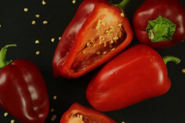 Siyah arkaplanda kırmızı biber