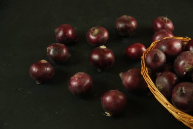 tatlı kırmızı soğanlar arka planda