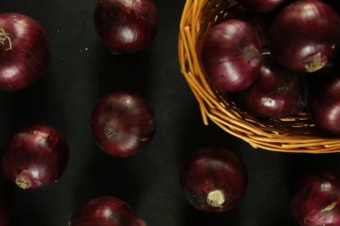 tatlı kırmızı soğanlar arka planda