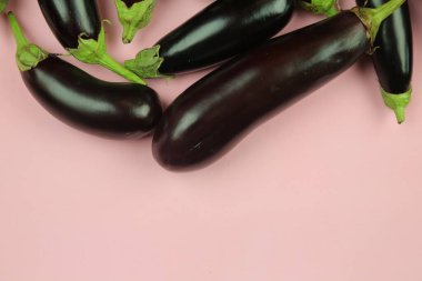 Patlıcan, beyaz üzerine izole edilmiş. Projen için kaliteli fotoğraf.