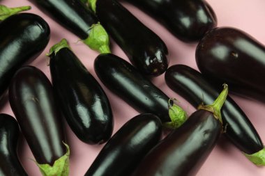 Patlıcan, beyaz üzerine izole edilmiş. Projen için kaliteli fotoğraf.