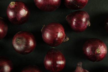 tatlı kırmızı soğanlar arka planda