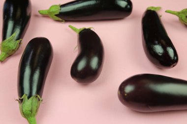 Patlıcan, beyaz üzerine izole edilmiş. Projen için kaliteli fotoğraf.