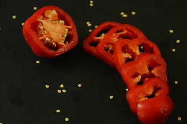 Siyah arkaplanda kırmızı biber