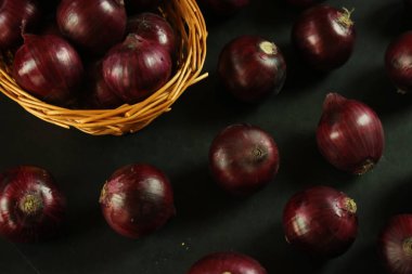 tatlı kırmızı soğanlar arka planda