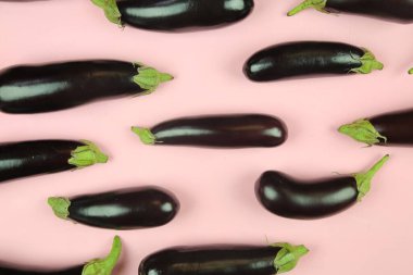 Patlıcan, beyaz üzerine izole edilmiş. Projen için kaliteli fotoğraf.