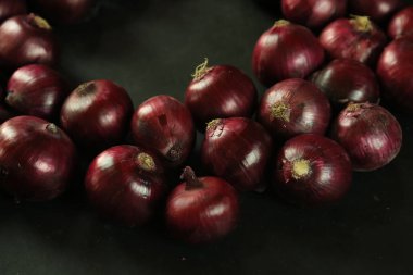 tatlı kırmızı soğanlar arka planda