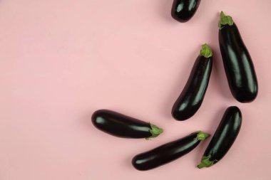 Patlıcan, beyaz üzerine izole edilmiş. Projen için kaliteli fotoğraf.