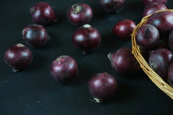 Süße rote Zwiebeln auf Hintergrund — Stockfoto
