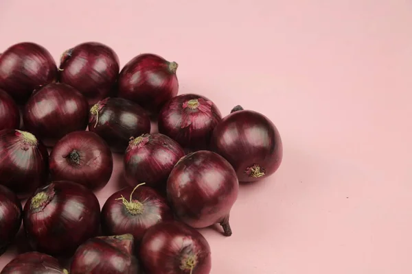 tatlı kırmızı soğanlar arka planda