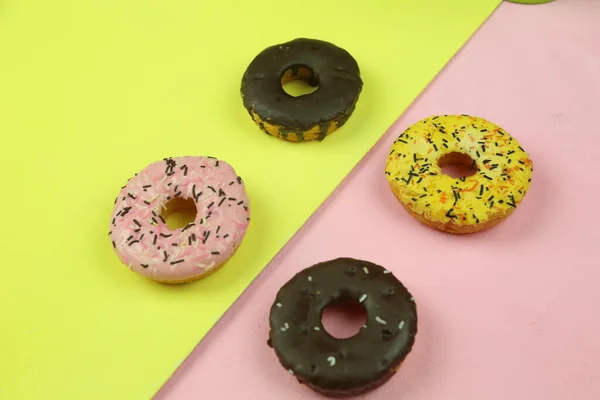 Renkli arkaplanı olan tatlı çörek.