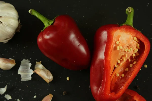 Siyah arkaplanda kırmızı biber