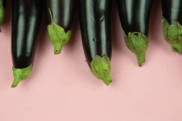 Patlıcan, beyaz üzerine izole edilmiş. Projen için kaliteli fotoğraf.