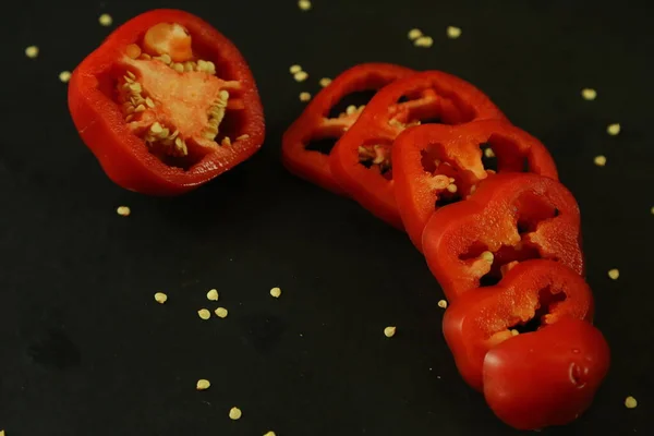 Paprika merah pada latar belakang hitam — Stok Foto