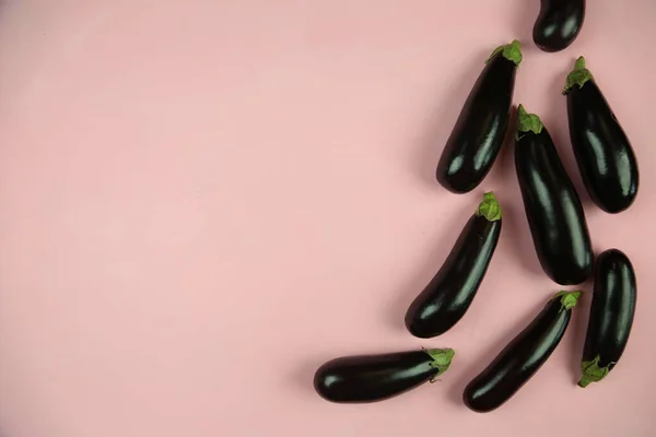 Patlıcan, beyaz üzerine izole edilmiş. Projen için kaliteli fotoğraf.