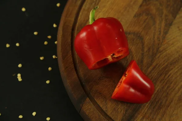 Siyah arkaplanda kırmızı biber