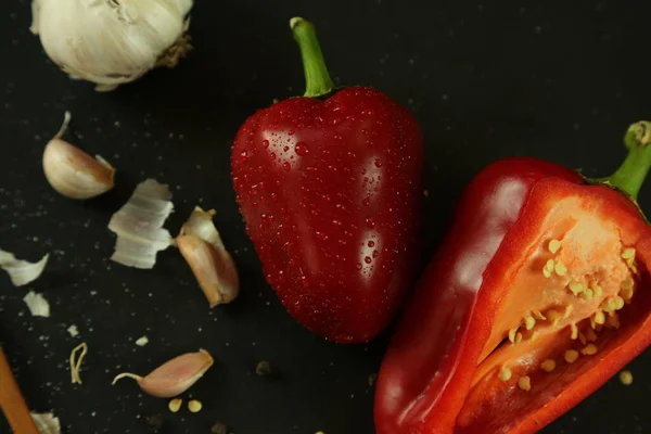 Siyah arkaplanda kırmızı biber