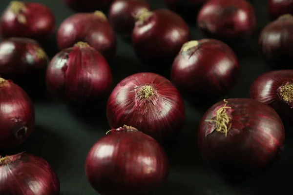 tatlı kırmızı soğanlar arka planda