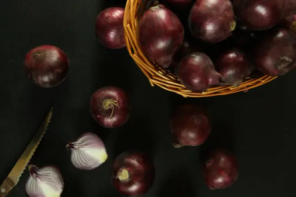 Süße rote Zwiebeln auf Hintergrund — Stockfoto