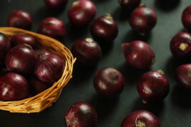 tatlı kırmızı soğanlar arka planda