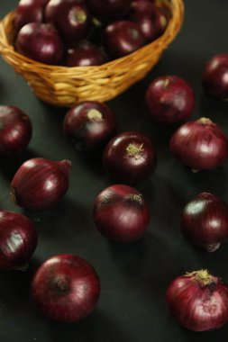 tatlı kırmızı soğanlar arka planda