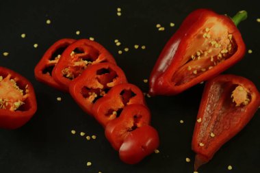 Siyah arkaplanda kırmızı biber