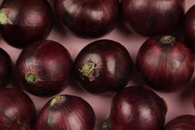 tatlı kırmızı soğanlar arka planda