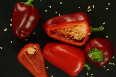 Siyah arkaplanda kırmızı biber