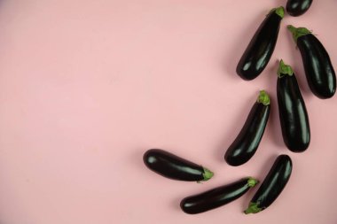 Patlıcan, beyaz üzerine izole edilmiş. Projen için kaliteli fotoğraf.