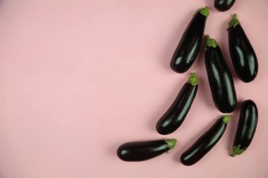 Patlıcan, beyaz üzerine izole edilmiş. Projen için kaliteli fotoğraf.