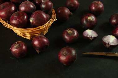 tatlı kırmızı soğanlar arka planda