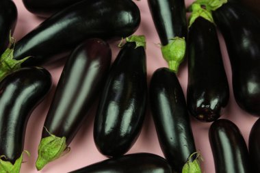 Patlıcan, beyaz üzerine izole edilmiş. Projen için kaliteli fotoğraf.