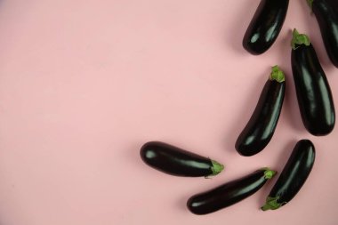 Patlıcan, beyaz üzerine izole edilmiş. Projen için kaliteli fotoğraf.