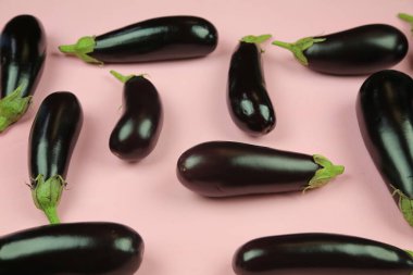 Patlıcan, beyaz üzerine izole edilmiş. Projen için kaliteli fotoğraf.