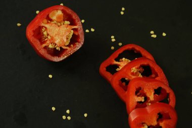 Siyah arkaplanda kırmızı biber