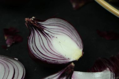 tatlı kırmızı soğanlar arka planda